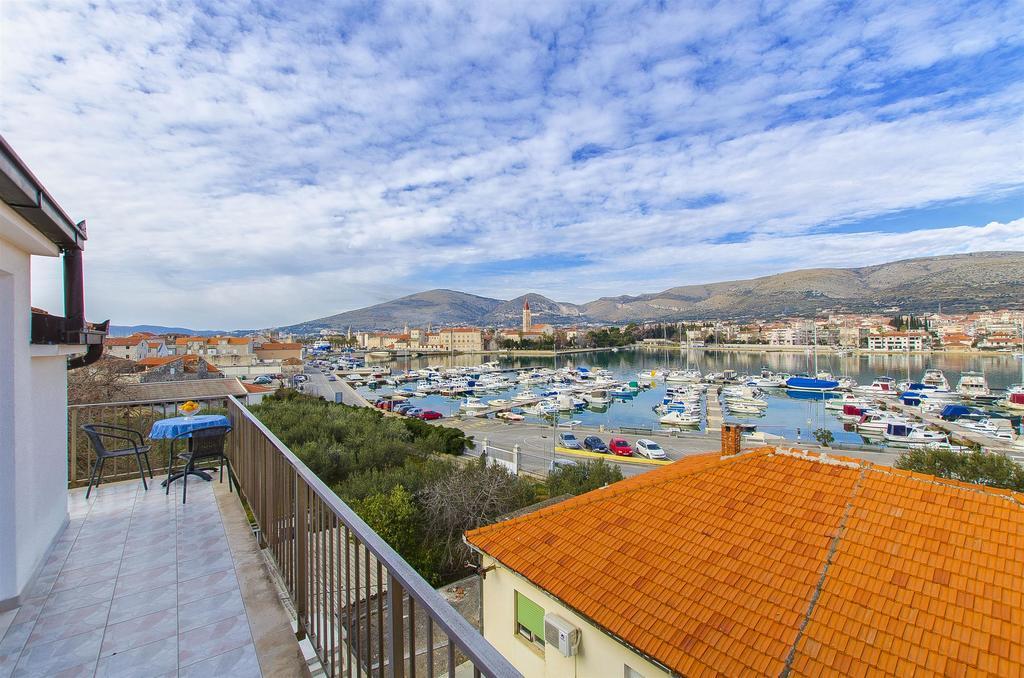 Apartments And Rooms Iva Трогир Екстериор снимка