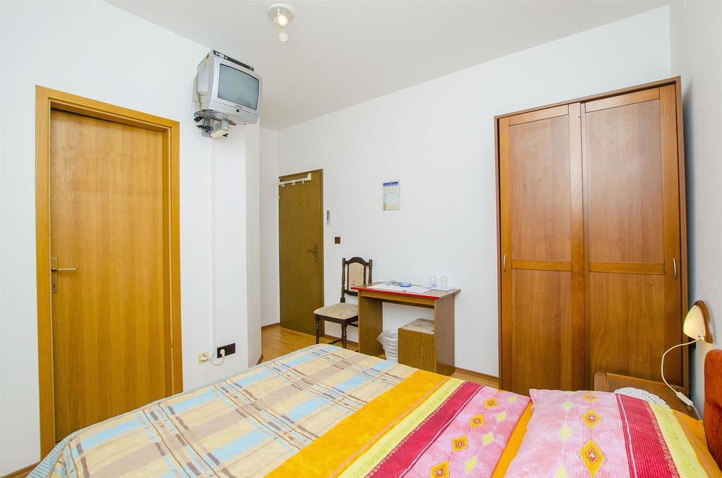 Apartments And Rooms Iva Трогир Екстериор снимка