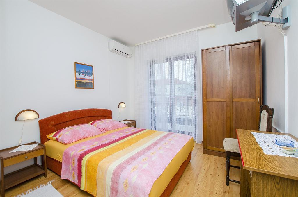 Apartments And Rooms Iva Трогир Екстериор снимка