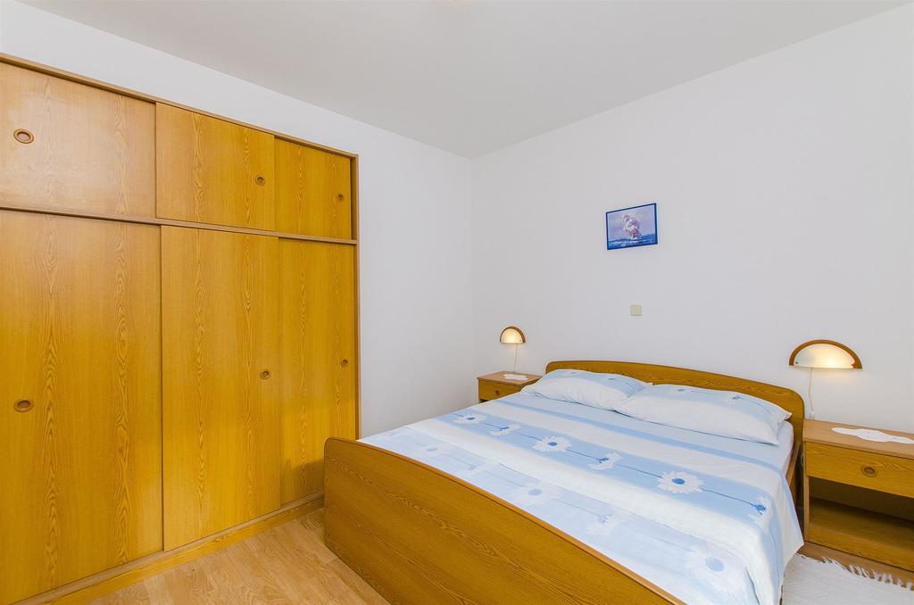 Apartments And Rooms Iva Трогир Екстериор снимка