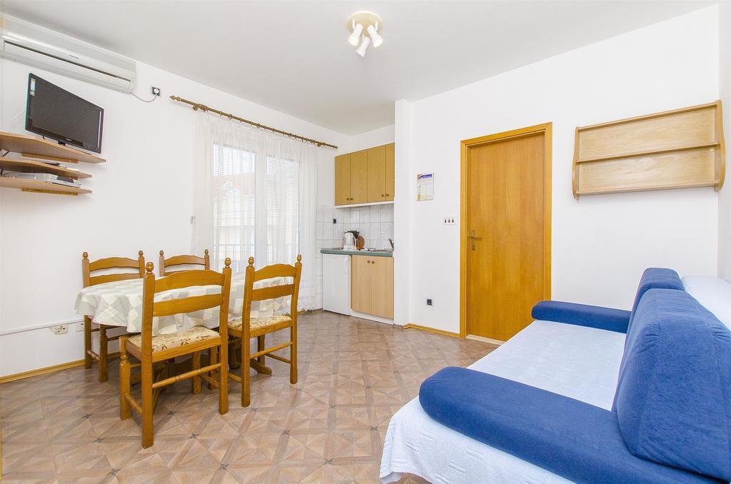 Apartments And Rooms Iva Трогир Екстериор снимка