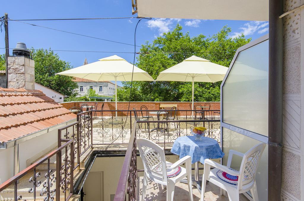 Apartments And Rooms Iva Трогир Екстериор снимка