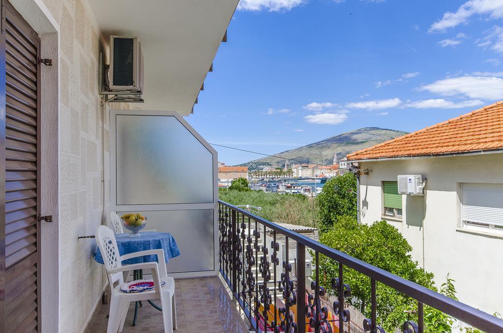 Apartments And Rooms Iva Трогир Екстериор снимка