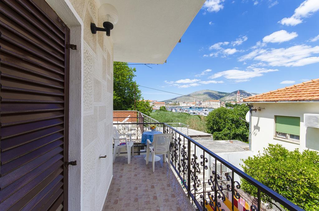 Apartments And Rooms Iva Трогир Екстериор снимка