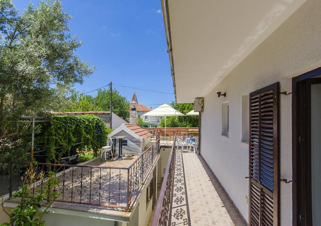 Apartments And Rooms Iva Трогир Екстериор снимка