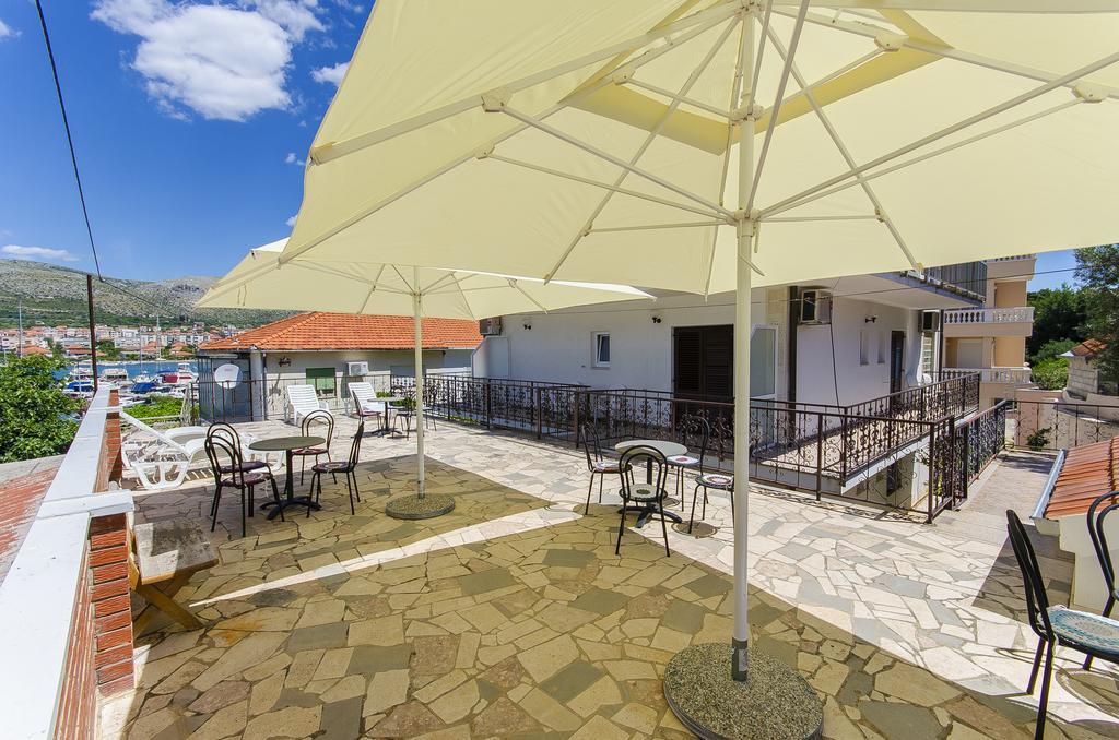 Apartments And Rooms Iva Трогир Екстериор снимка