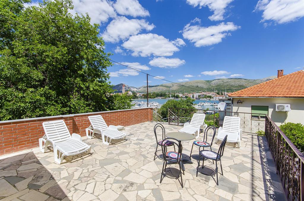 Apartments And Rooms Iva Трогир Екстериор снимка