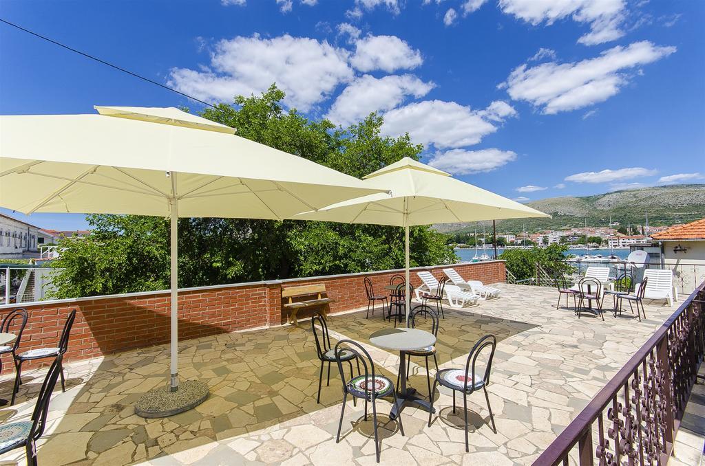 Apartments And Rooms Iva Трогир Екстериор снимка