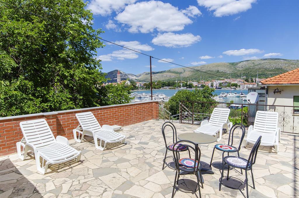 Apartments And Rooms Iva Трогир Екстериор снимка