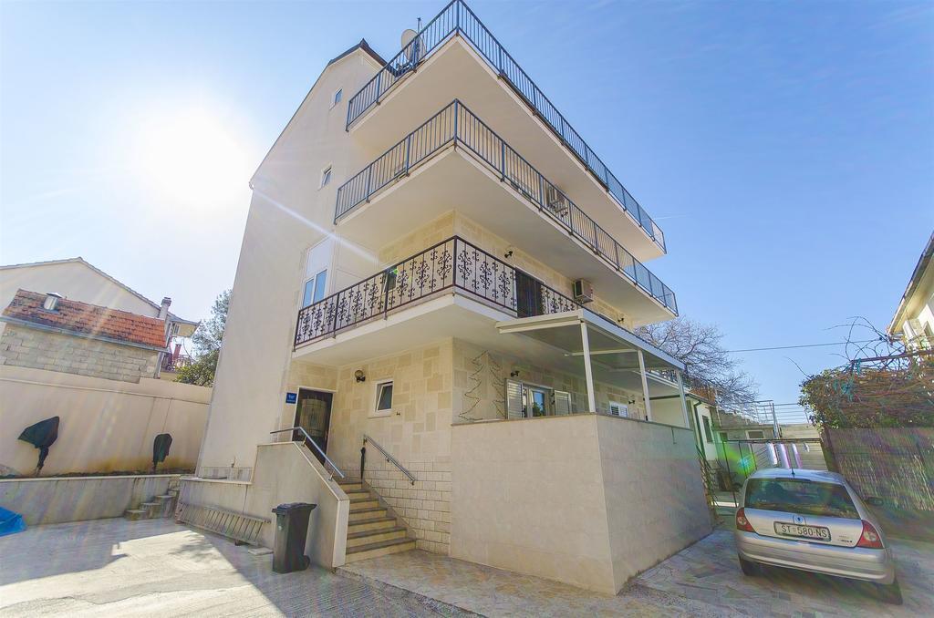Apartments And Rooms Iva Трогир Екстериор снимка