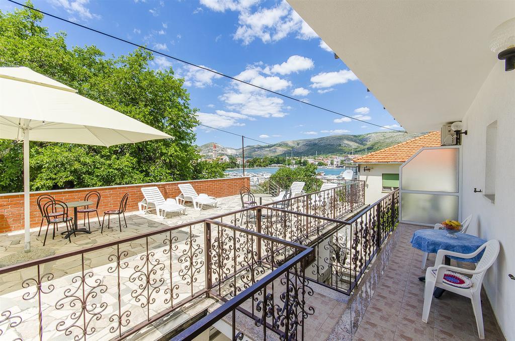 Apartments And Rooms Iva Трогир Екстериор снимка