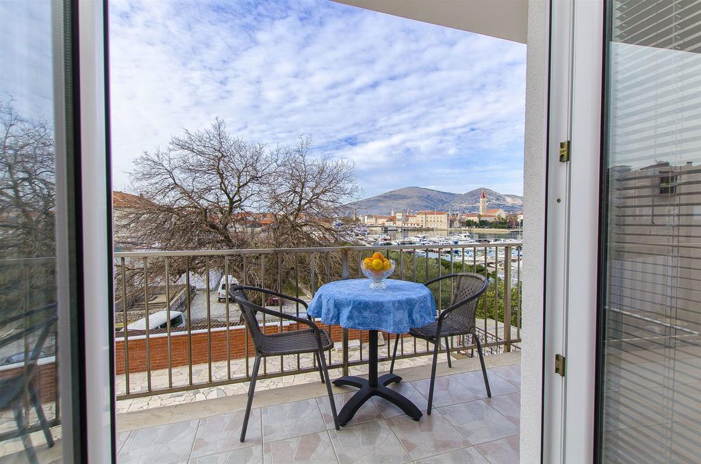 Apartments And Rooms Iva Трогир Екстериор снимка