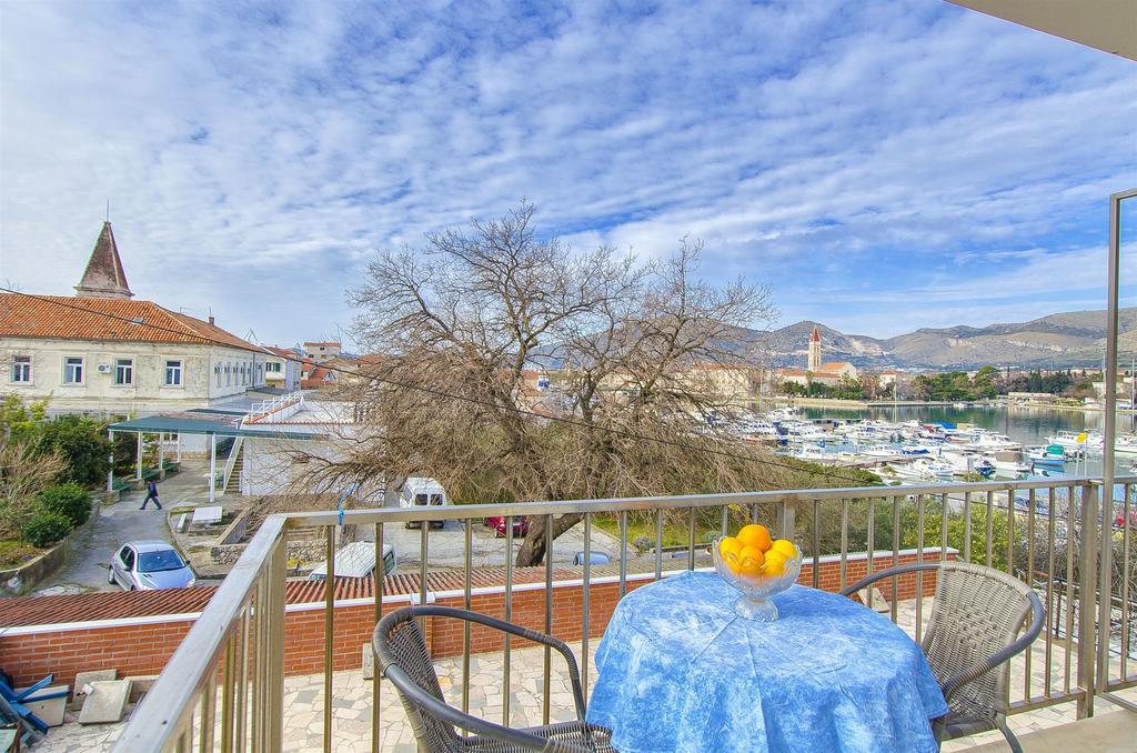 Apartments And Rooms Iva Трогир Екстериор снимка
