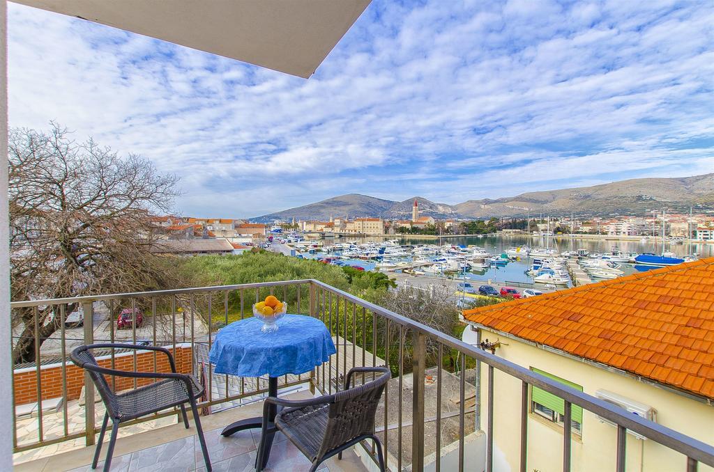 Apartments And Rooms Iva Трогир Екстериор снимка