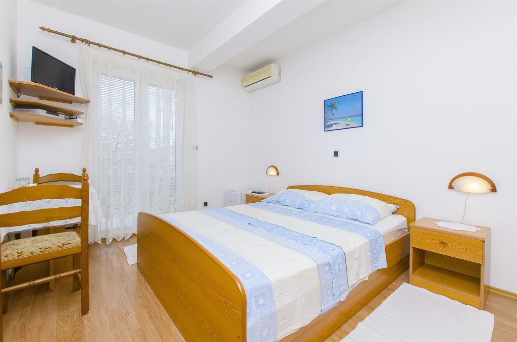 Apartments And Rooms Iva Трогир Екстериор снимка