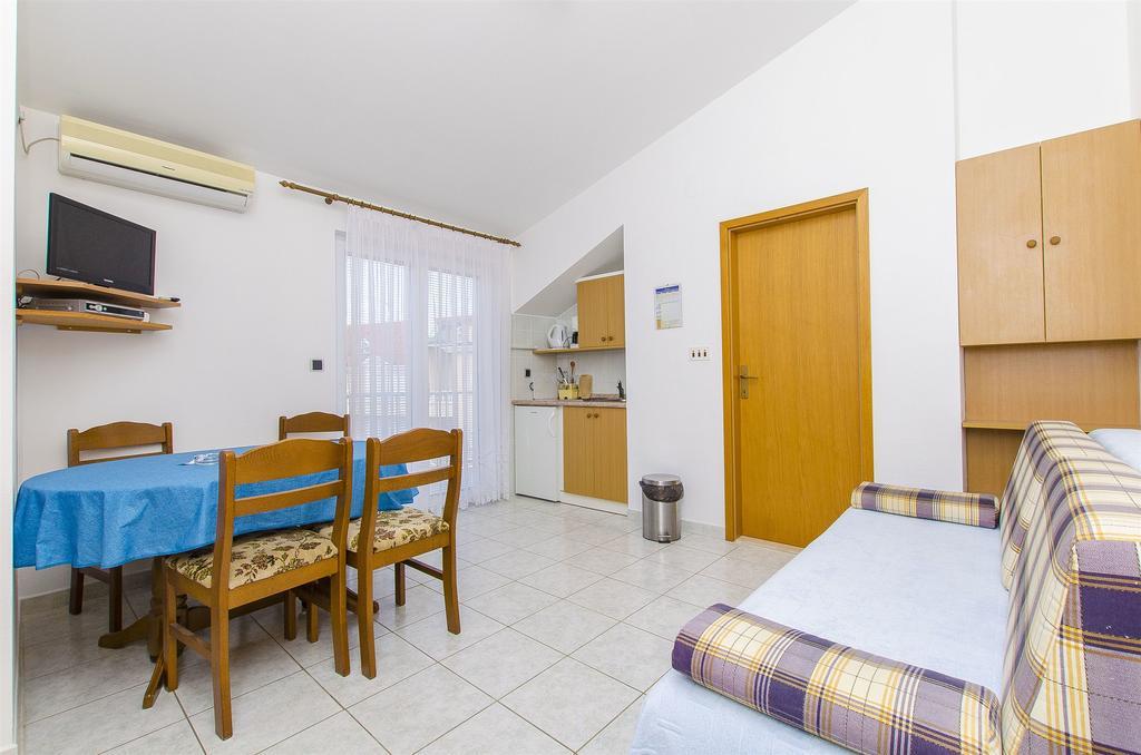 Apartments And Rooms Iva Трогир Екстериор снимка