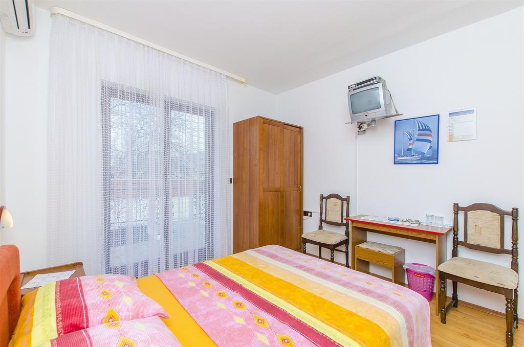 Apartments And Rooms Iva Трогир Екстериор снимка