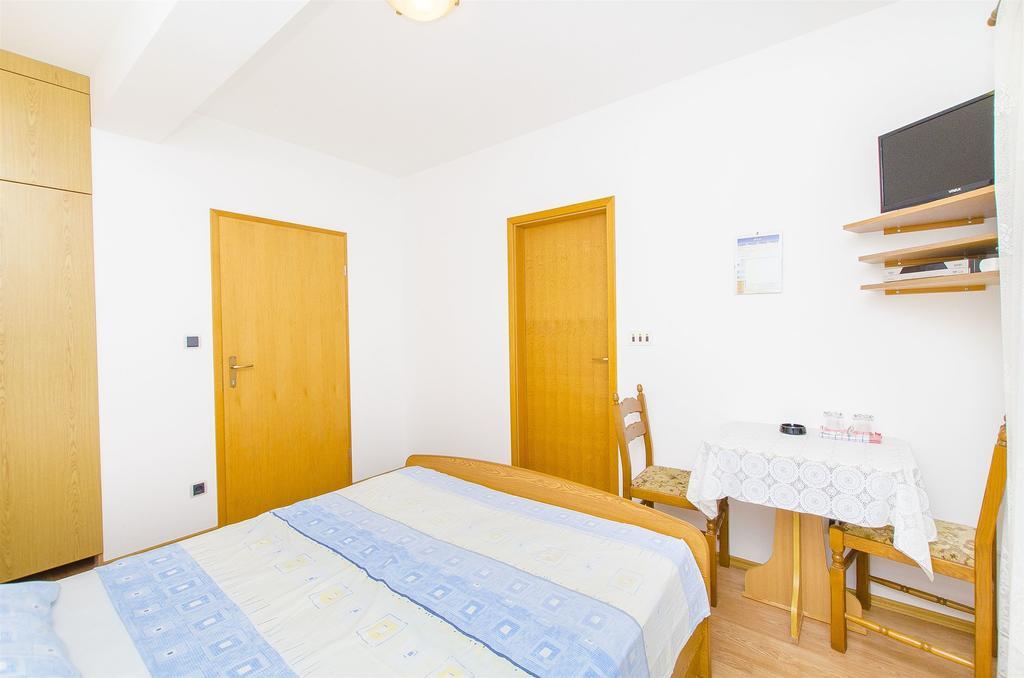 Apartments And Rooms Iva Трогир Екстериор снимка