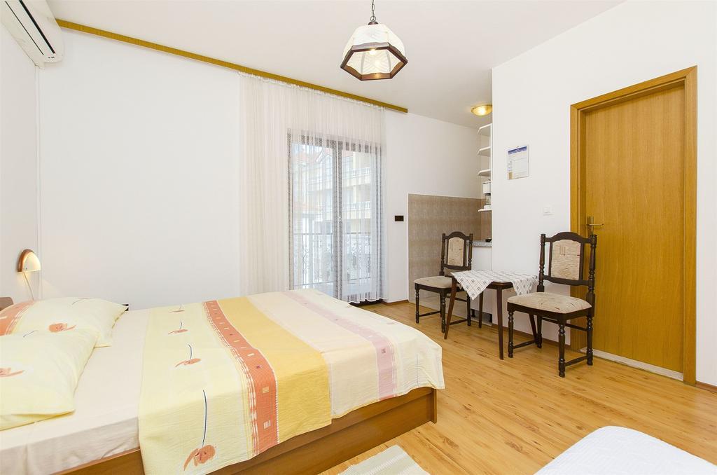 Apartments And Rooms Iva Трогир Екстериор снимка