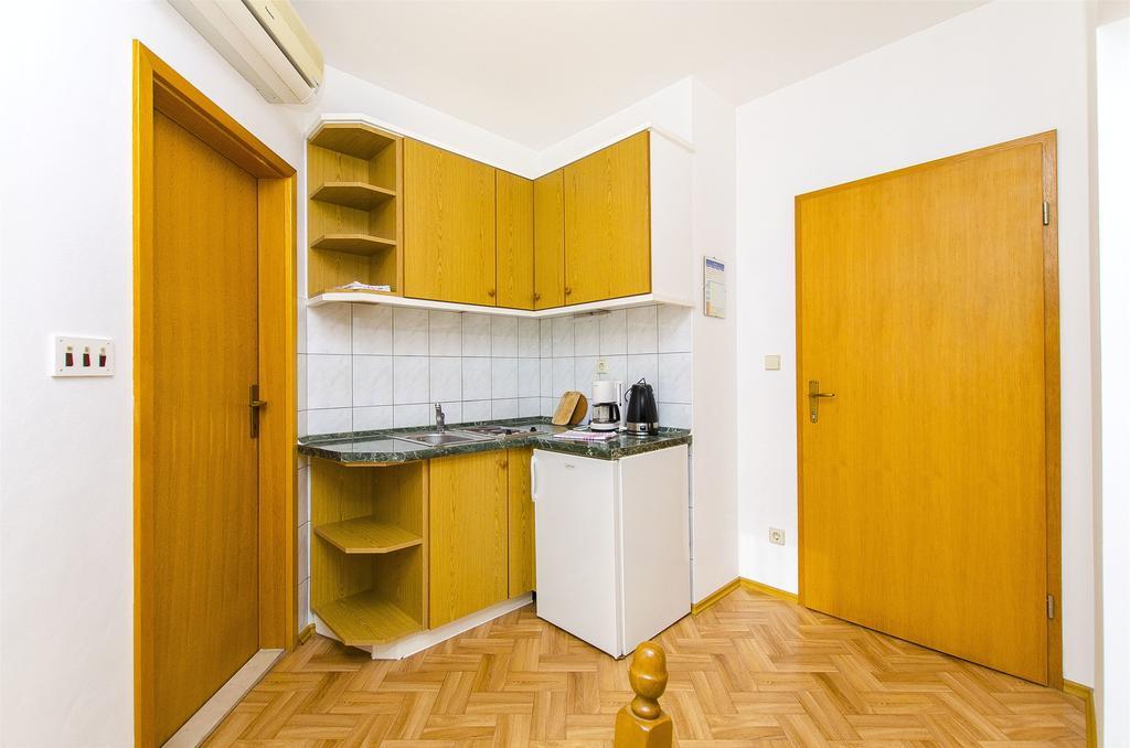 Apartments And Rooms Iva Трогир Екстериор снимка