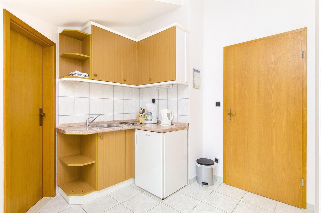 Apartments And Rooms Iva Трогир Екстериор снимка