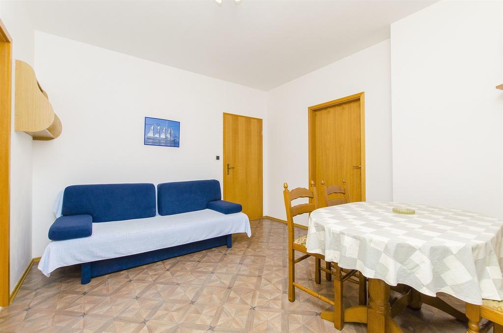Apartments And Rooms Iva Трогир Екстериор снимка