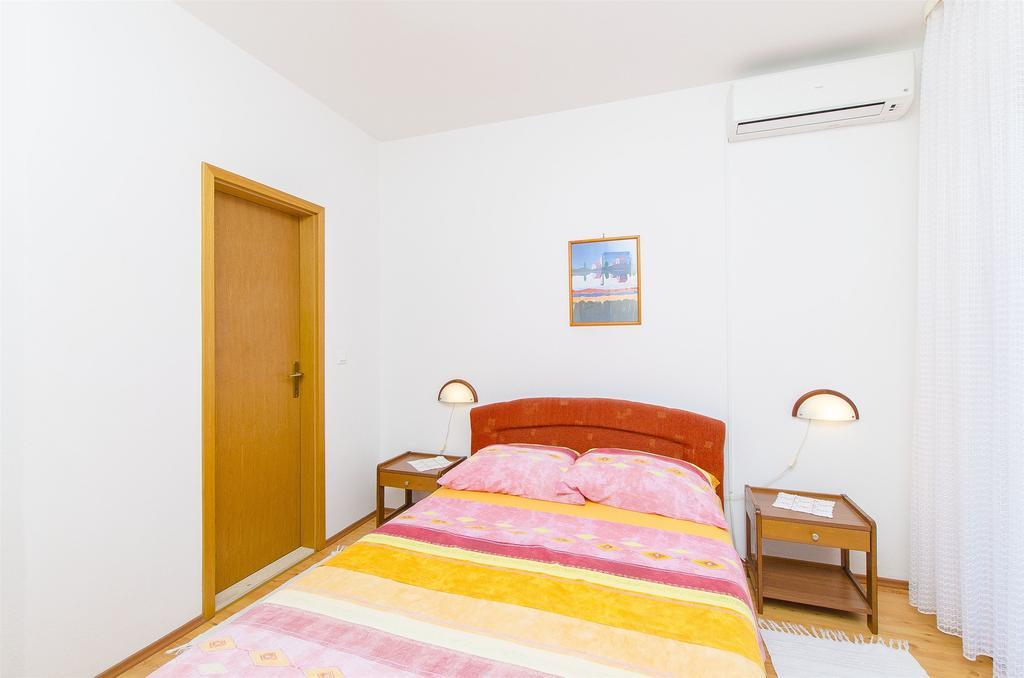 Apartments And Rooms Iva Трогир Екстериор снимка