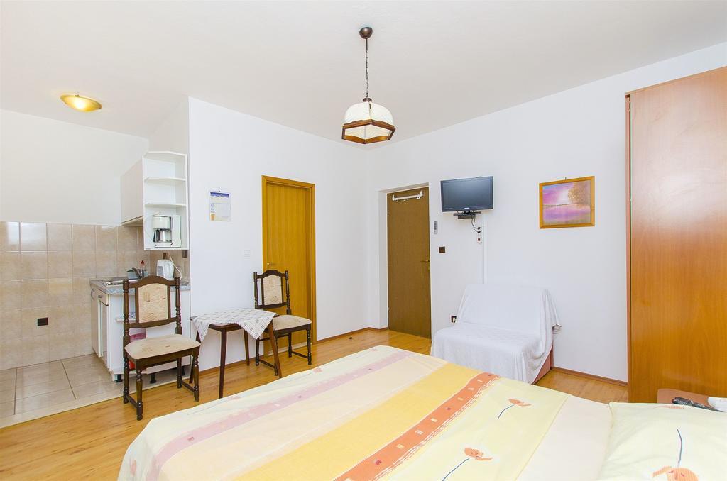 Apartments And Rooms Iva Трогир Екстериор снимка