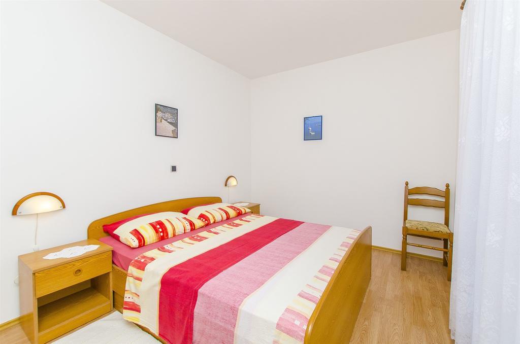 Apartments And Rooms Iva Трогир Екстериор снимка