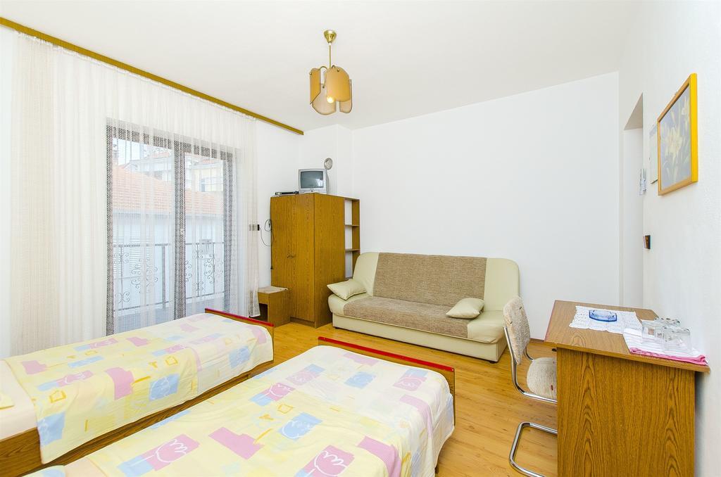 Apartments And Rooms Iva Трогир Екстериор снимка