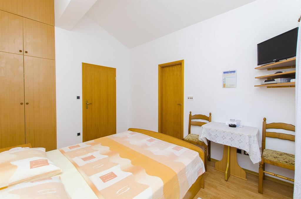 Apartments And Rooms Iva Трогир Екстериор снимка