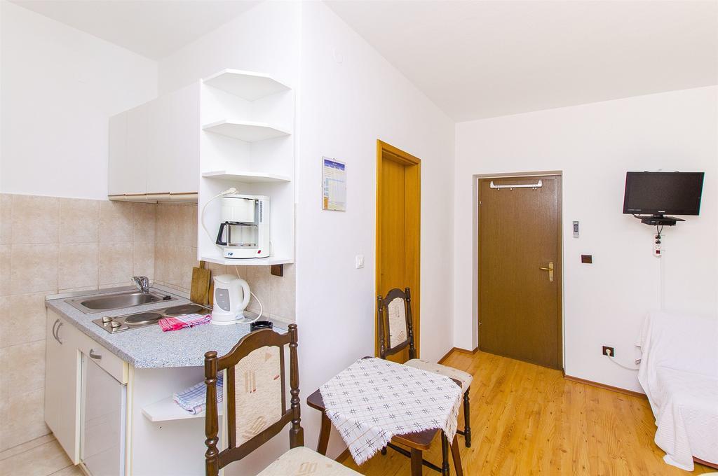 Apartments And Rooms Iva Трогир Екстериор снимка
