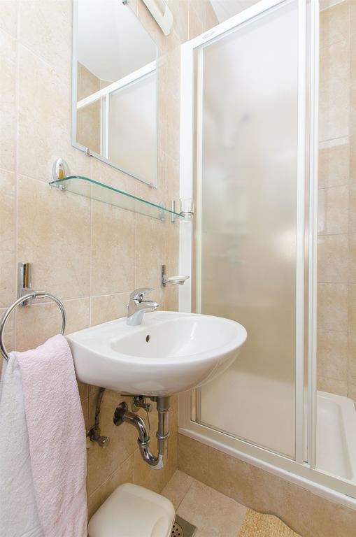 Apartments And Rooms Iva Трогир Екстериор снимка