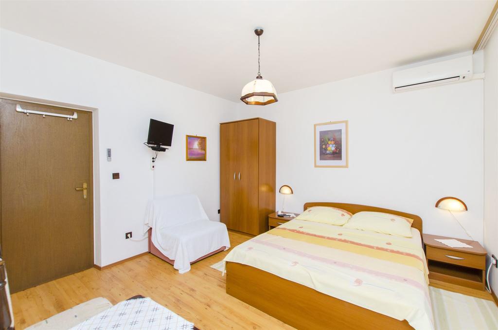 Apartments And Rooms Iva Трогир Екстериор снимка