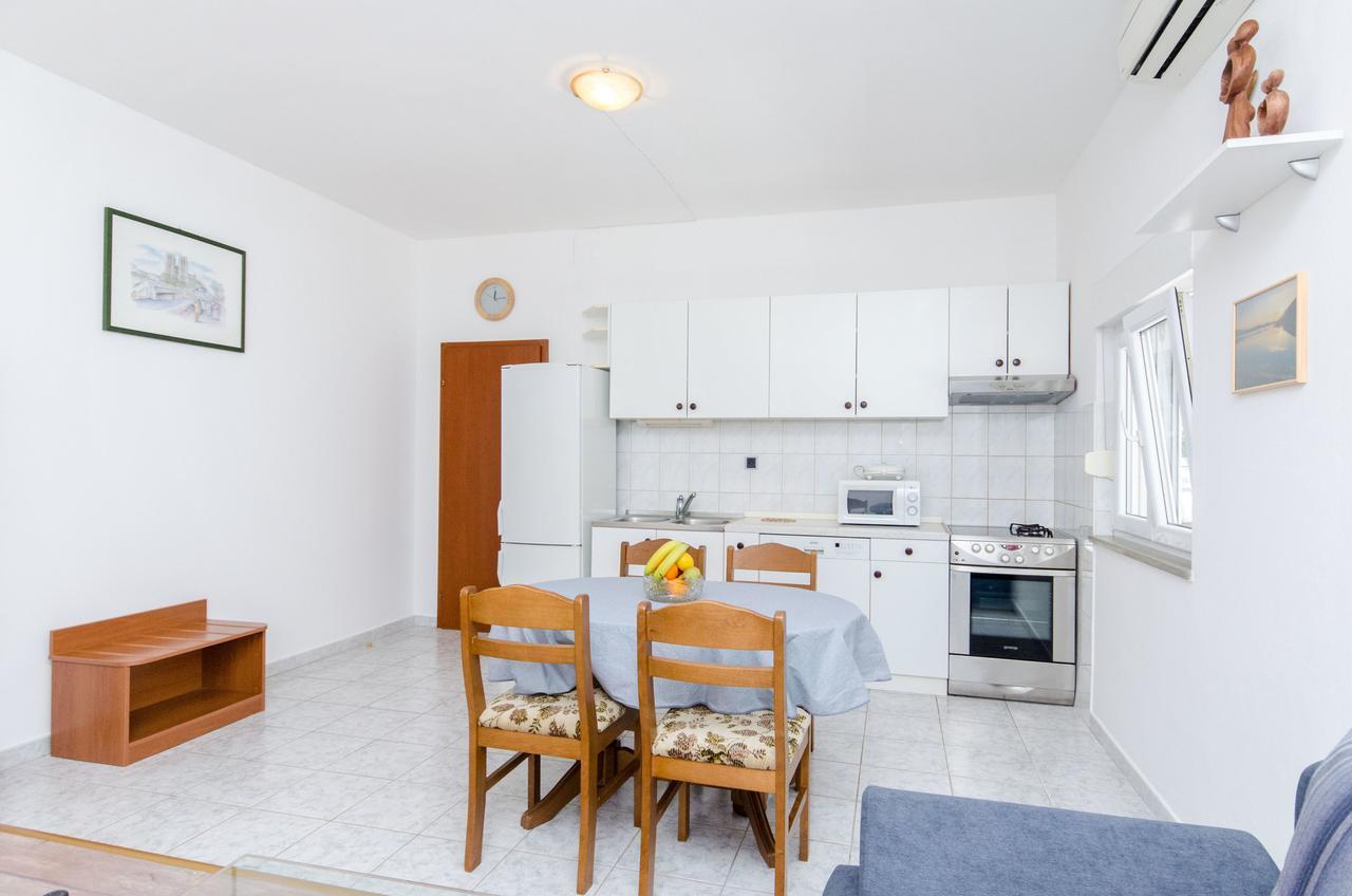 Apartments And Rooms Iva Трогир Екстериор снимка