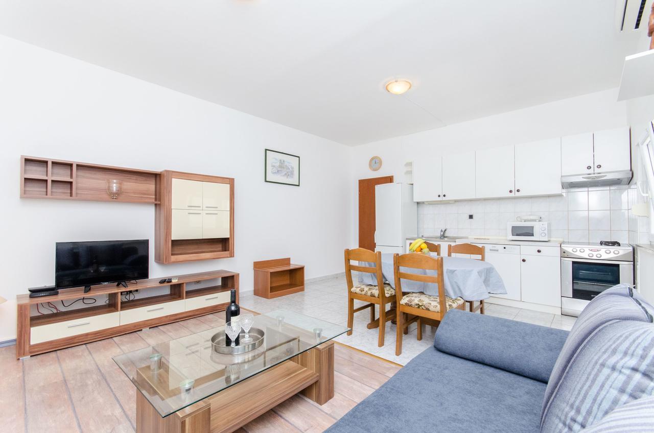 Apartments And Rooms Iva Трогир Екстериор снимка