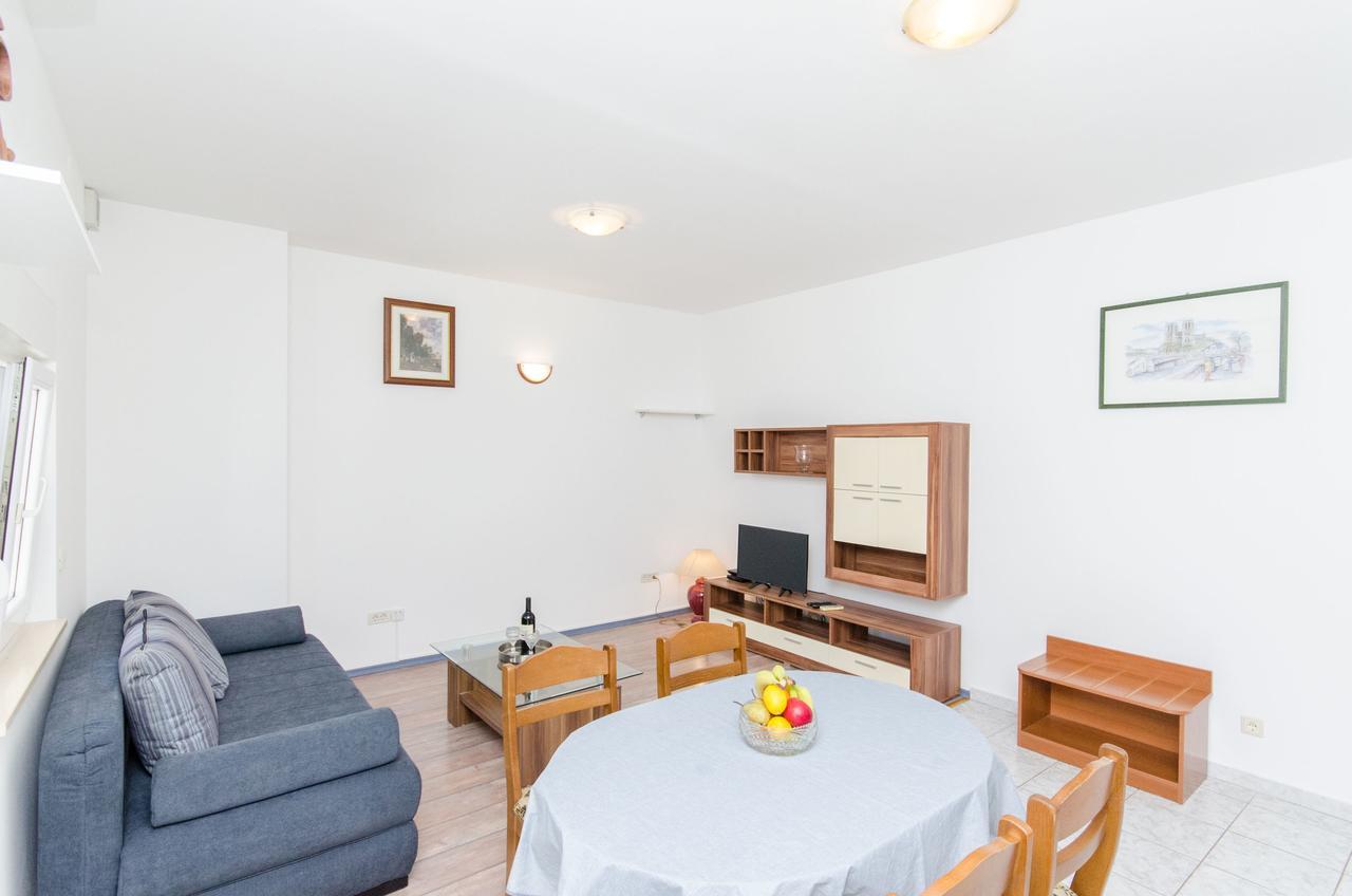 Apartments And Rooms Iva Трогир Екстериор снимка