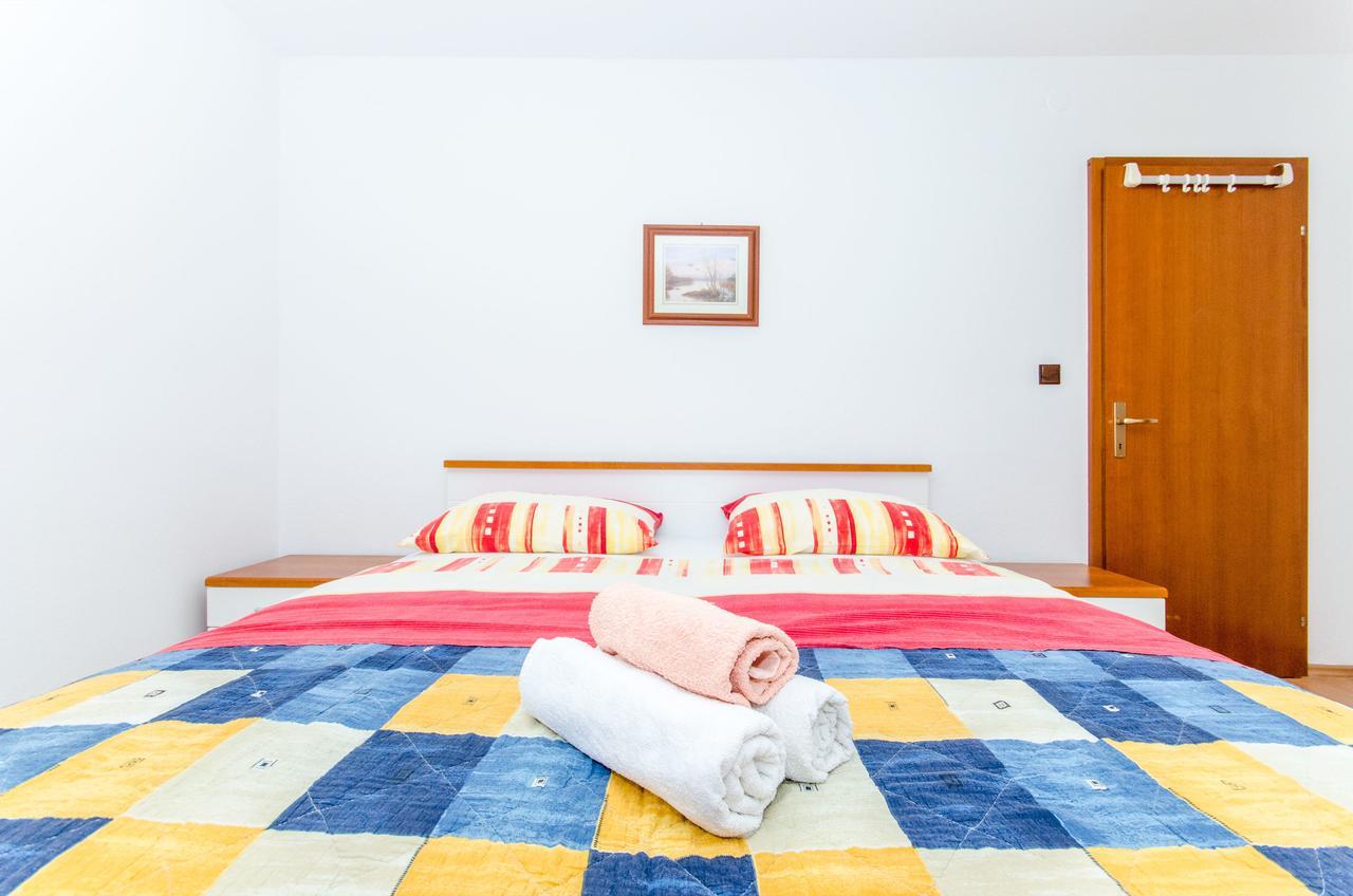 Apartments And Rooms Iva Трогир Екстериор снимка