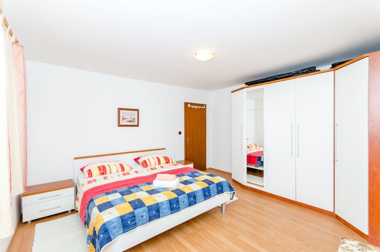 Apartments And Rooms Iva Трогир Екстериор снимка