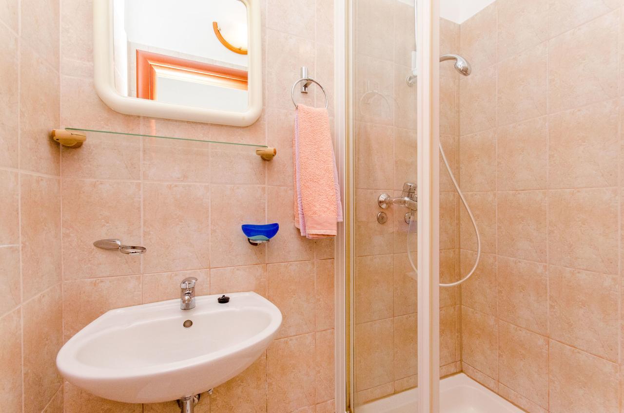 Apartments And Rooms Iva Трогир Екстериор снимка